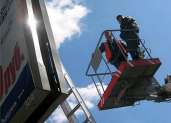 Фото монтажа рекламы с автовышки